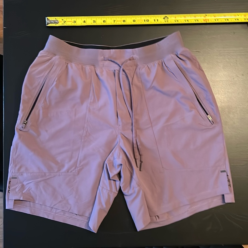 Lululemon men’s medium athletic shorts